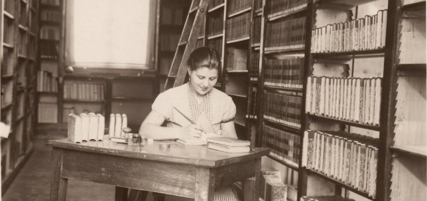 Personnel de la bibliothèque de Soissons au travail - Années 1930 ? - Bibliothèque municipale de Soissons. Armarium. CARD_1_3_036