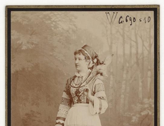 Photographies de costumes féminins de l’empire austro-hongrois, circa 1879