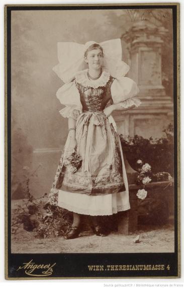 Photographies de costumes féminins de l’empire austro-hongrois, Transylvanie – après 1879