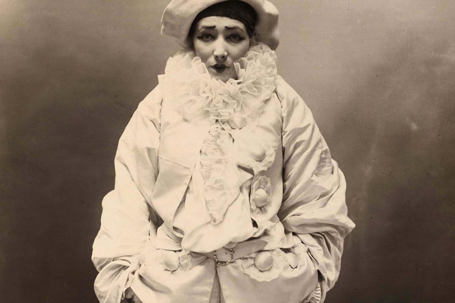 Paul Nadar, Sarah Bernhardt dans Pierrot assassin, 1883 - - BnF, département des Estampes et de la photographie