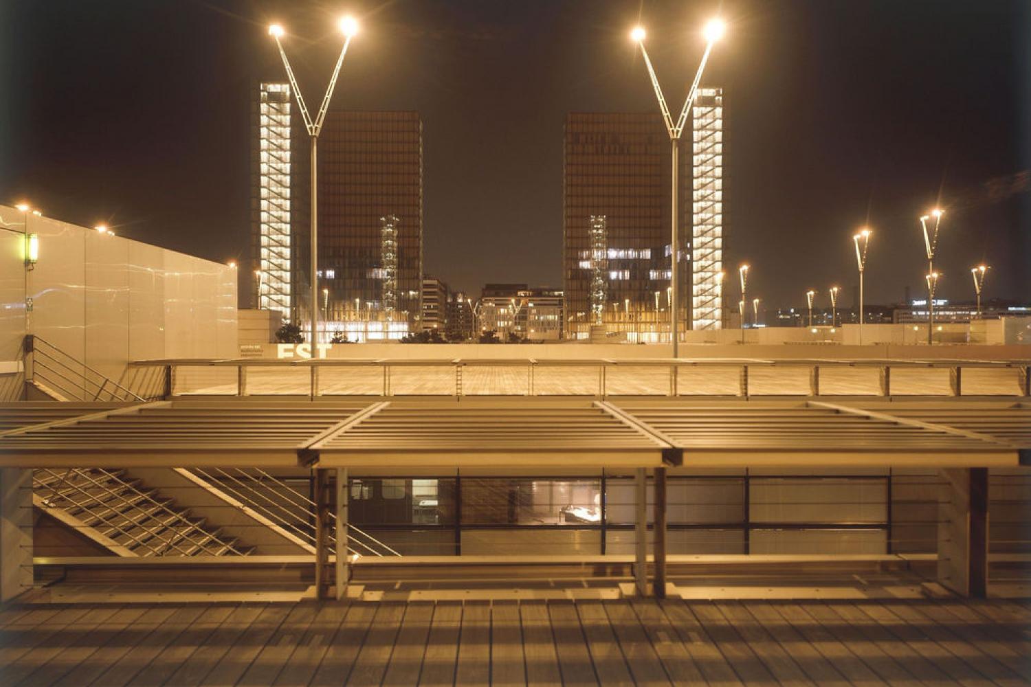 Esplanade du site François-Mitterrand de nuit - - BnF