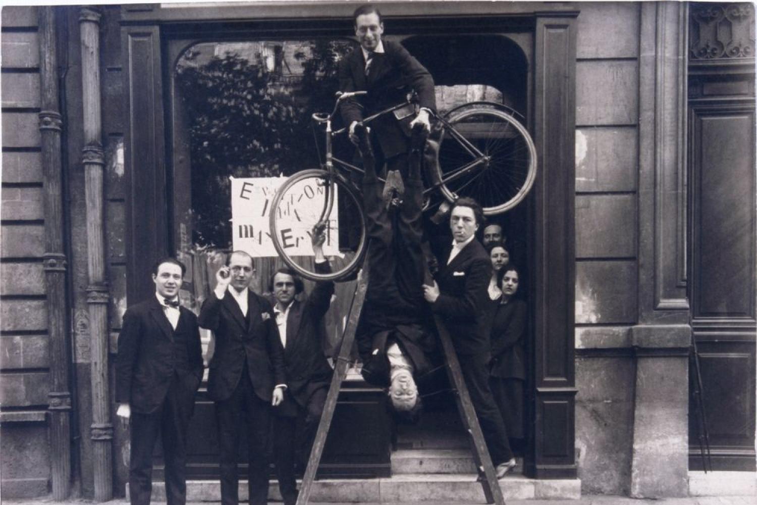 Photographie du groupe surréaliste lors du vernissage de l'exposition « Dada Max Ernst », le 2 mai 1921 - - Auteur inconnu © Chancellerie des Universités de Paris - BLJD, Paris / cliché © BnF / Suzanne Nagy