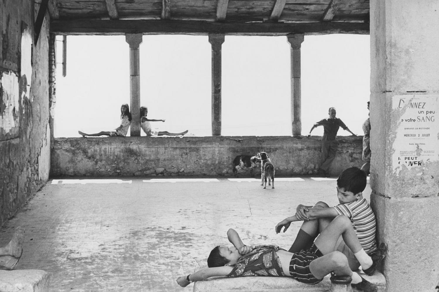 Henri Cartier-Bresson – Simiane-la-Rotonde, France, 1969, épreuve gélatino-argentique de 1973 - - © Fondation Henri Cartier-Bresson / Magnum Photos