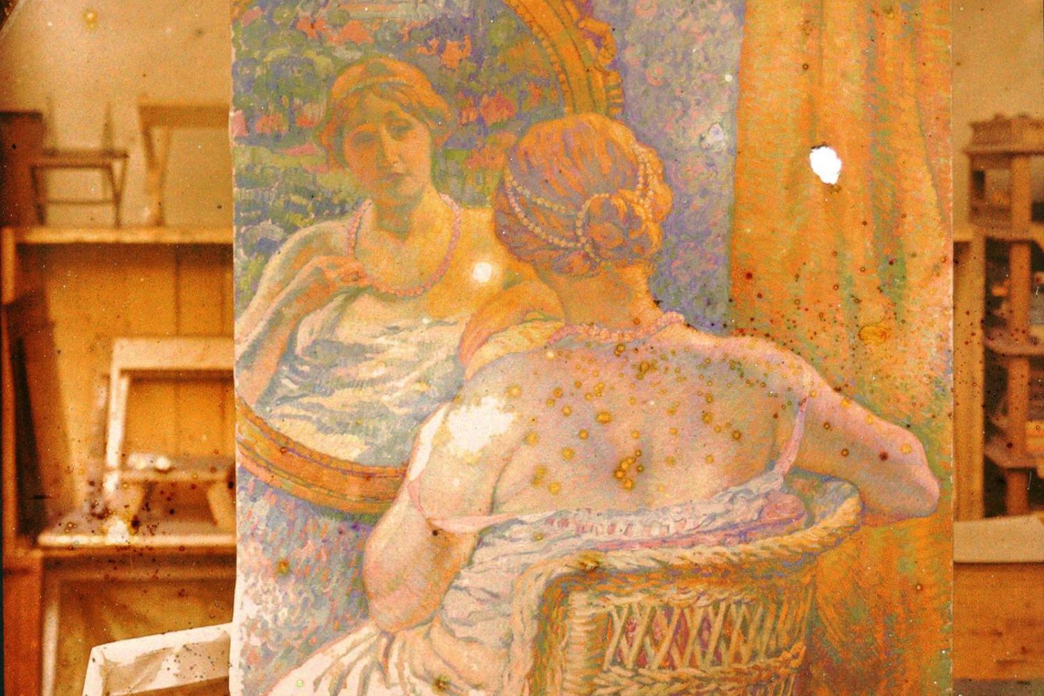 Tableau dans un atelier : Jeune femme assise devant un miroir – Auteur inconnu - Vers 1920 - BnF, département des Estampes et de la photographie