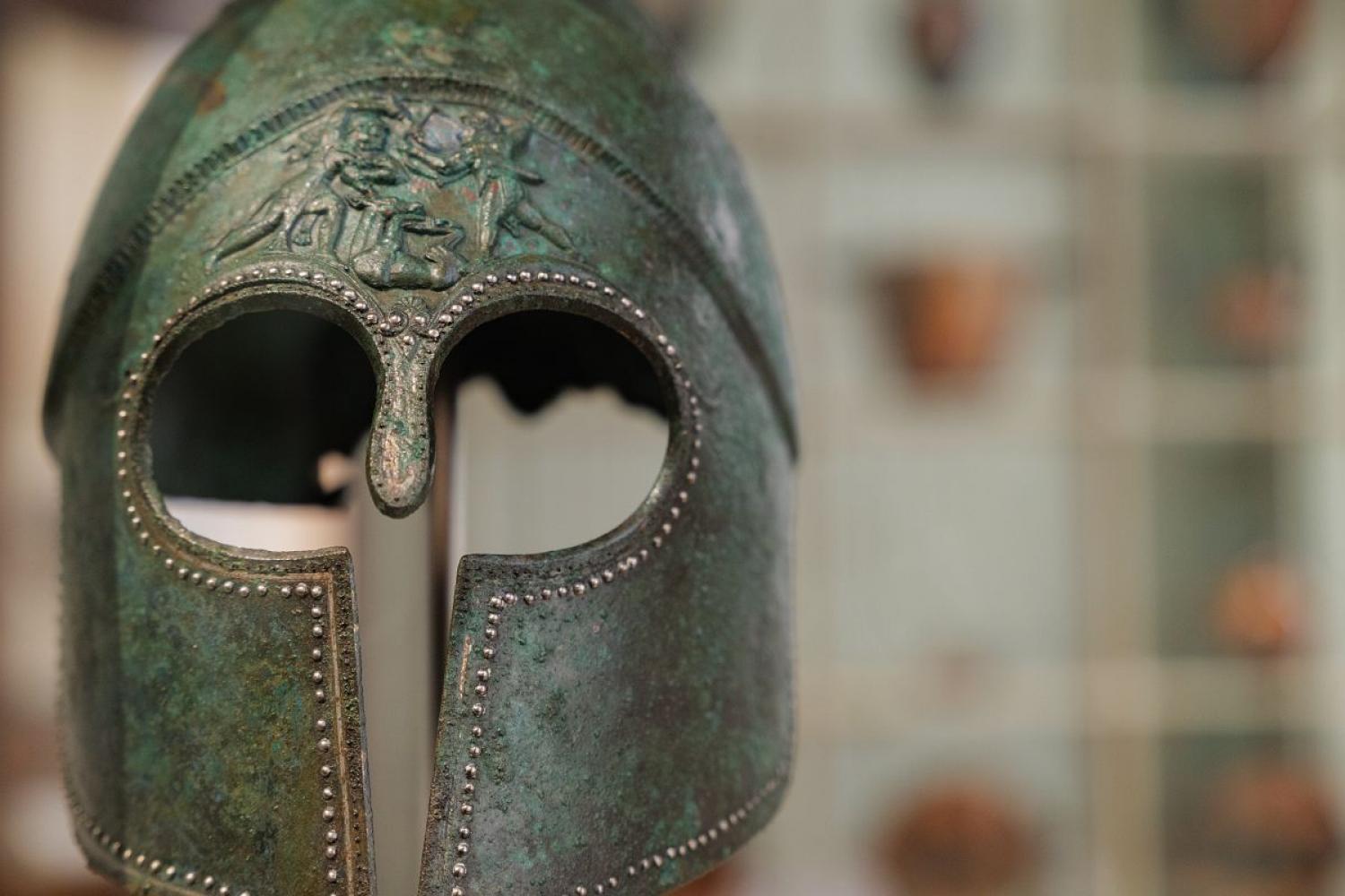 Casque (type corinthien) « Apollon, Héraclès et la biche de Cérynie » dans la salle de Luynes - - BnF, département des Monnaies, médailles et antiques