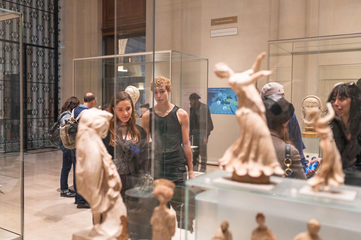 Statuettes de danseuses (Grèce, 323 - 30 av J.-C) dans la Salle des Colonnes - - © Guillaume Murat / BnF