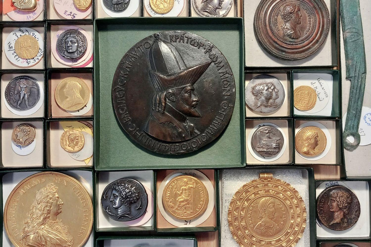 Plateau conservant des monnaies -  - BnF, département des Monnaies, médailles et antiques