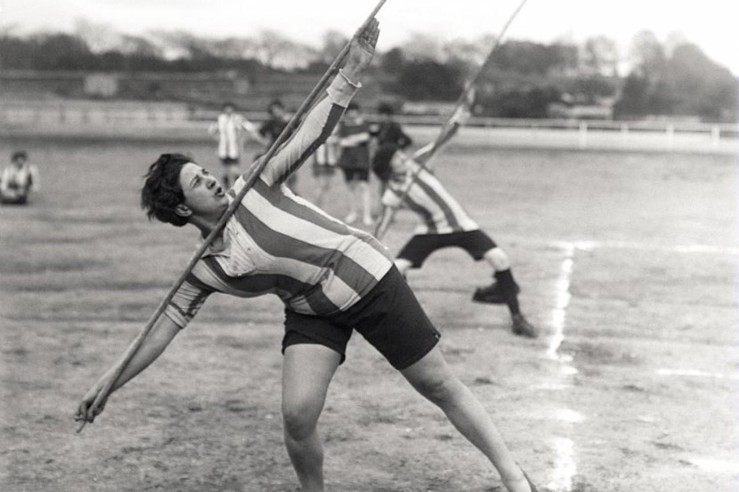 Stade Elisabeth, Mme Violette Gouraud-Morris au lancer de javelot – Agence Rol - - BnF, département des Estampes et de la photographie