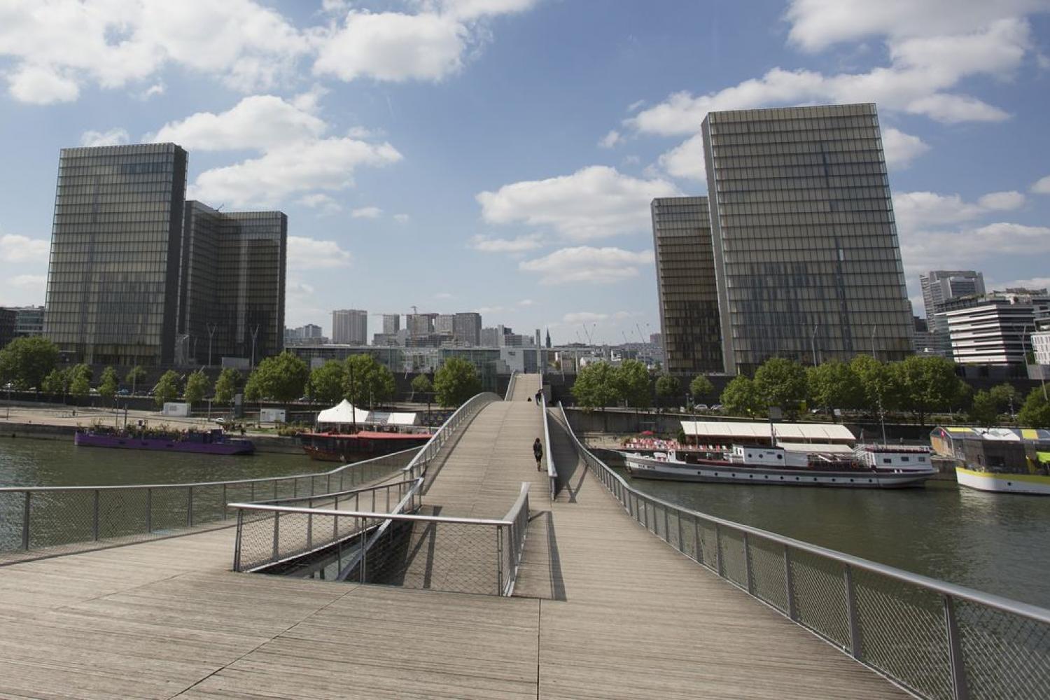 Passerelle Simone-de-Beauvoir et vue sur le site François-Mitterrand - - © Emmanuel Nguyen Ngoc / BnF