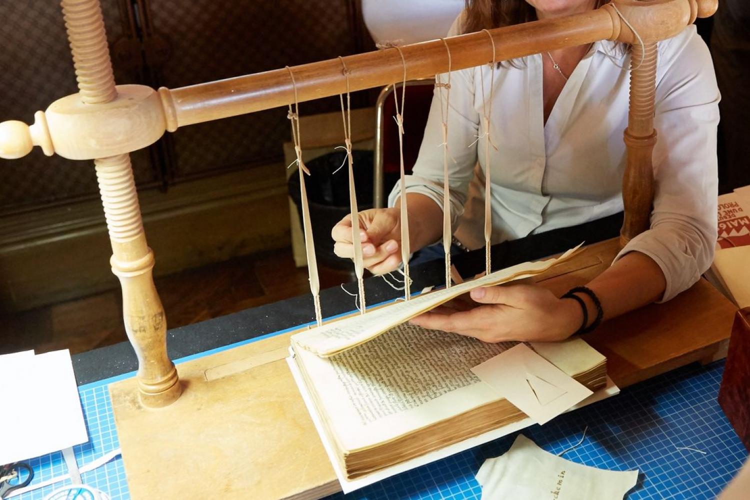 Démonstration de la couture d’un manuscrit lors des journées européennes du patrimoine de 2017 - - © Guillaume Murat / BnF