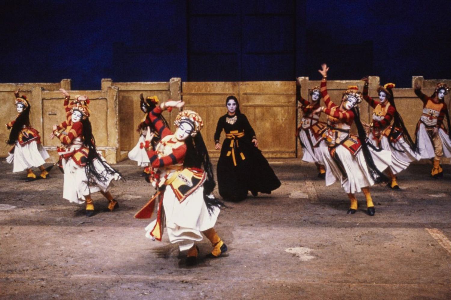 Ariane Mnouchkine en répétition, pour « Iphigénie à Aulis », dans « Les Atrides », Théâtre du Soleil - 1990 - © Photo Michèle Laurent – BnF, département des Arts du spectale