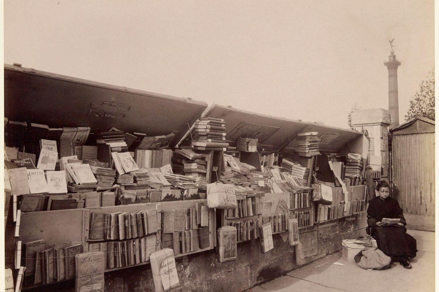 Bouquiniste, place de la Bastille. Photographie d'Eugène Atget - 1910-1912 - BnF, département des Estampes et de la photographie, RES PHOTO PET FOL-OA-173 (A)