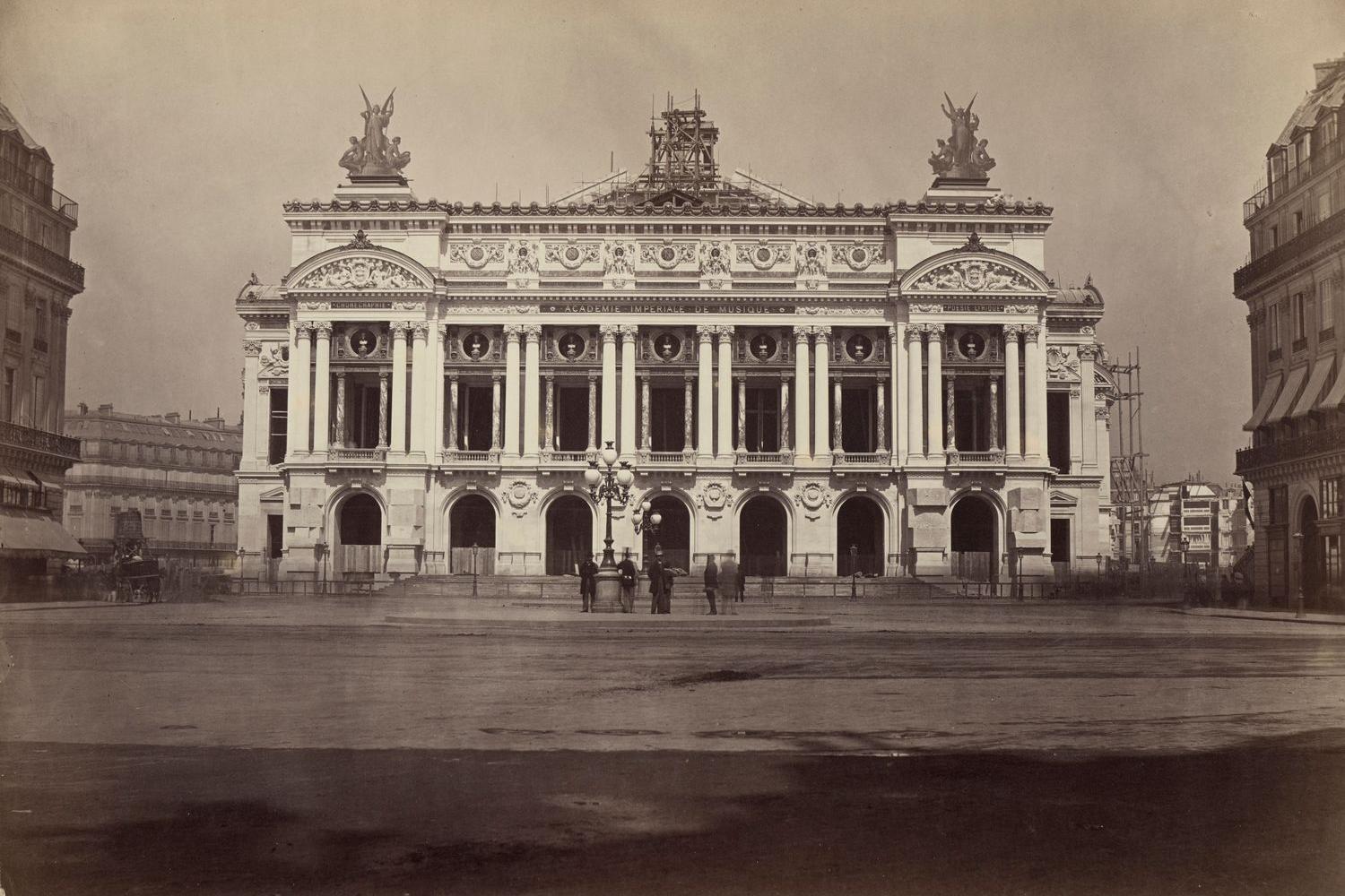 Chantier de construction de l'Opéra Garnier, façade principale, par Louis-Émile Durandelle - 1867 - BnF, Bibliothèque-musée de l'opéra, PORTEFEUILLE-135 (pièce 10, n182 a 3,4)