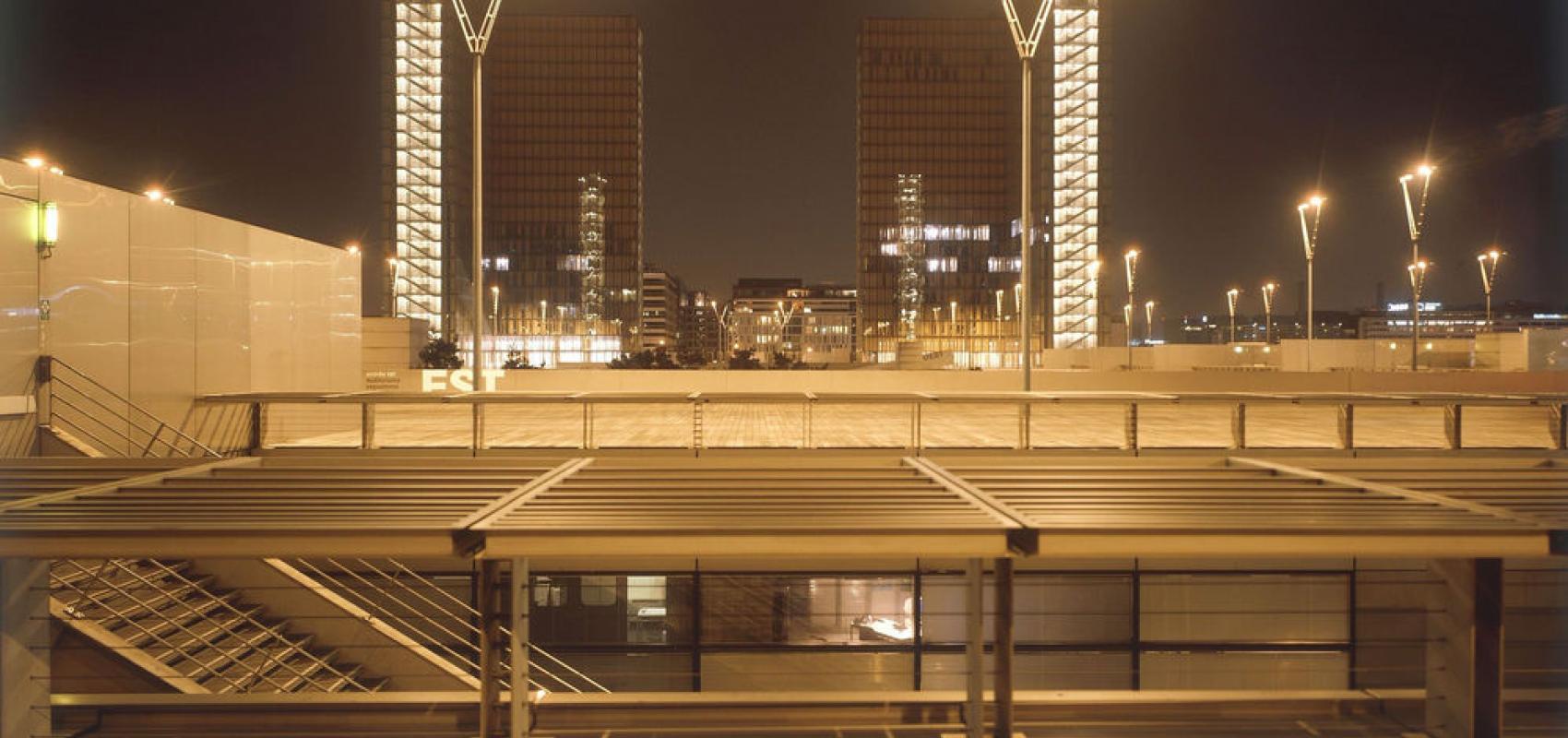 Esplanade du site François Mitterrand de nuit - - BnF