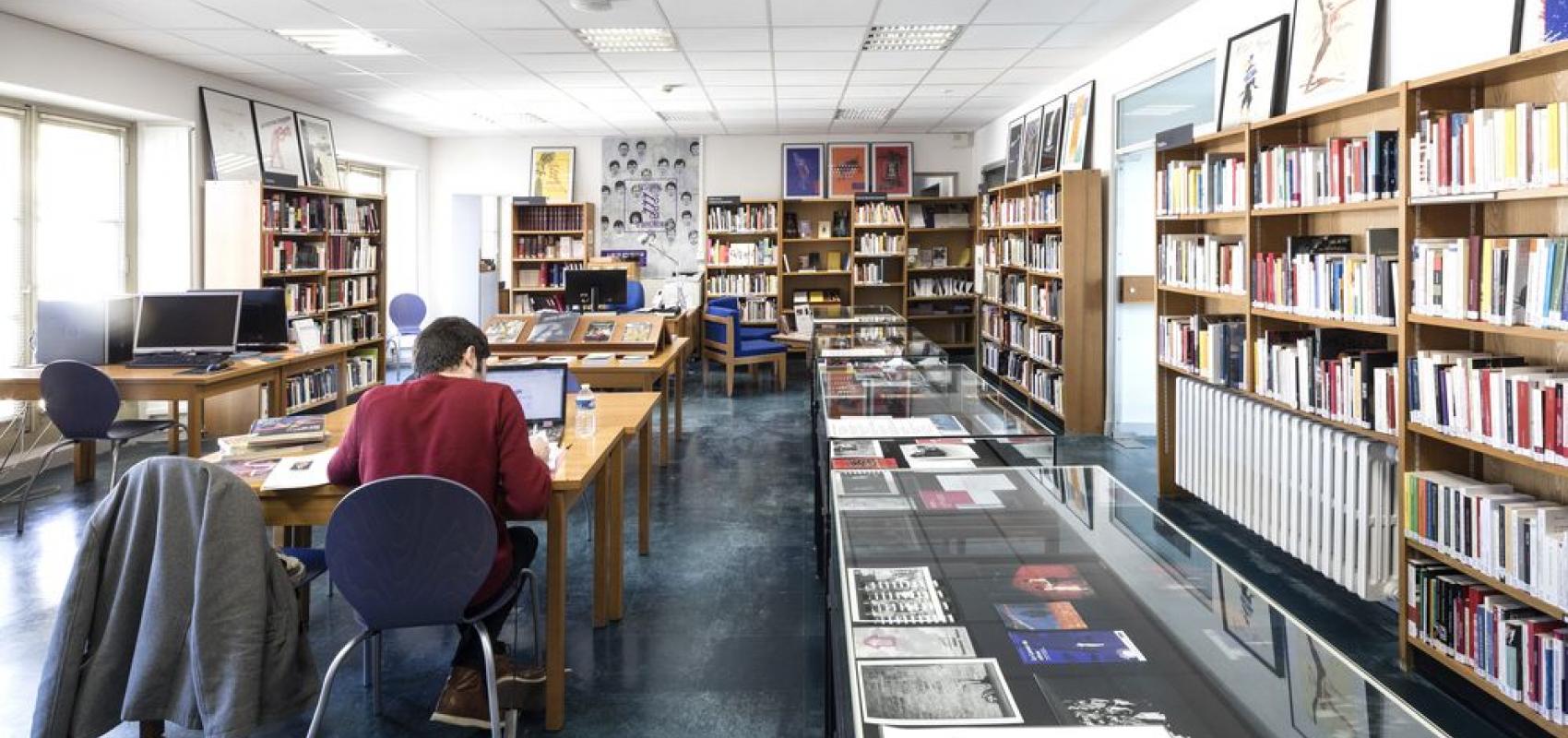 Salle de lecture de la bibliothèque de la Maison Jean-Vilar, Avignon - - © Thierry Ardouin/Tendance Floue - BnF