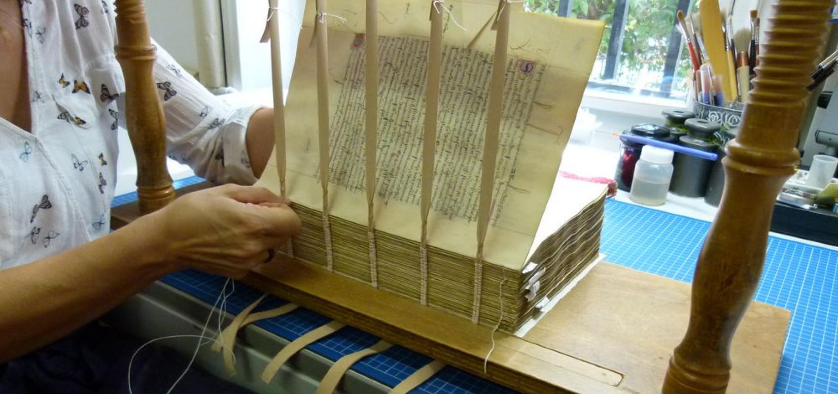 Atelier de restauration de l'Arsenal, couture d'un mansucrit sur parchemin, recueil de sermons de Jean de Gerson datant du XVème siècle © BnF - - © Marlène Smilauer, atelier de restauration de la bibliothèque de l'Arsenal