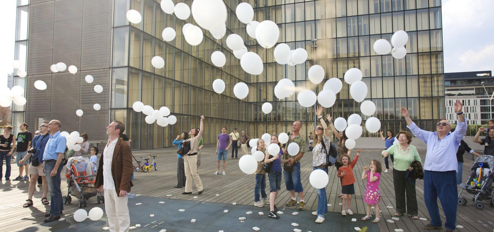 Famille sur l'esplanade site F.-Mitterrand - 2001 - Pascal Lafay