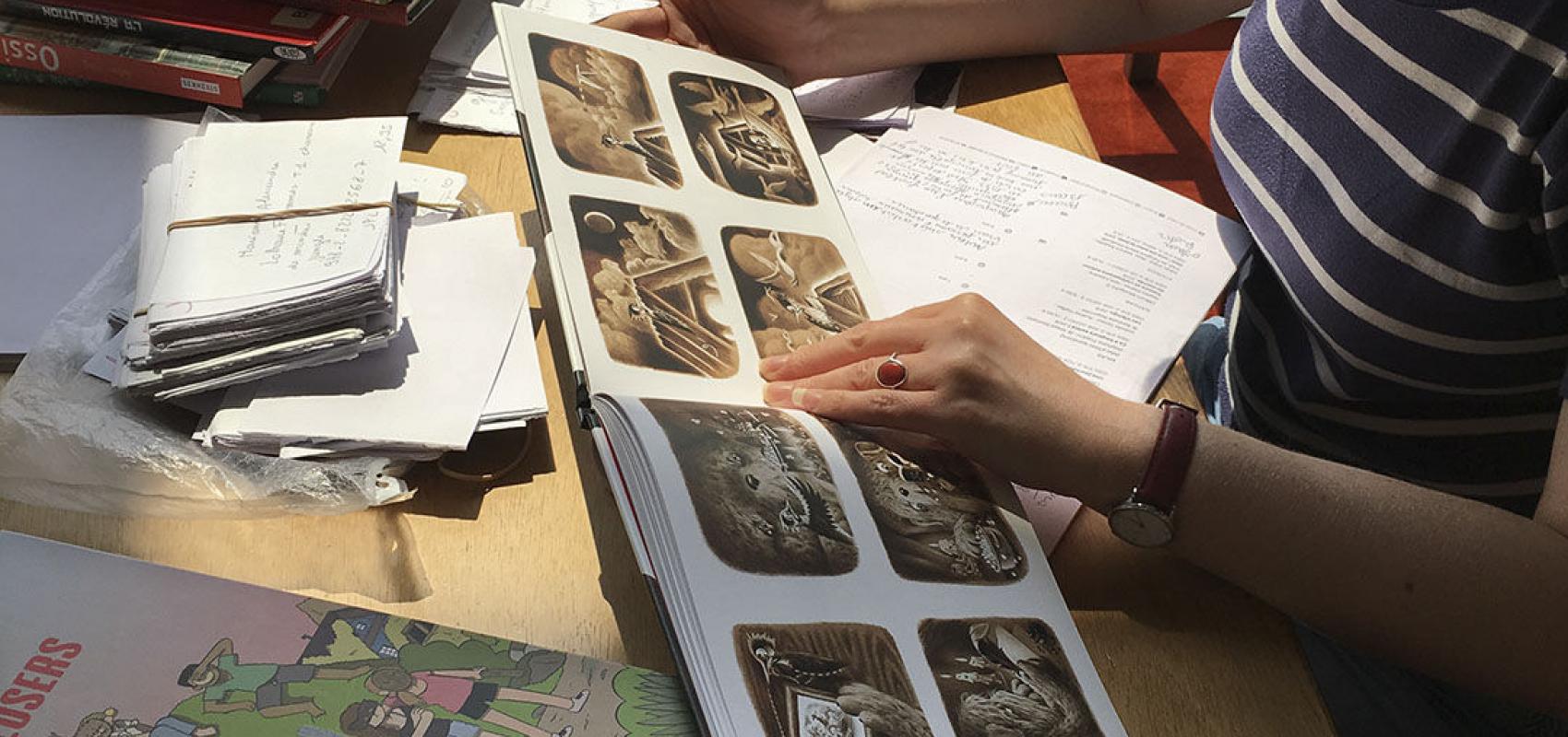 Libraire du CNLJ lisant une bande-dessinée – BnF attitude - - © Béatrice Lucchese / BnF