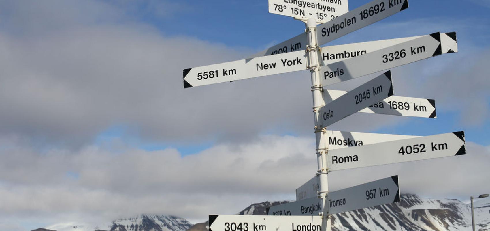 Panneau de distances à diverses villes depuis l'Arctique (archipel Svalbard) -  - © A. Taithe