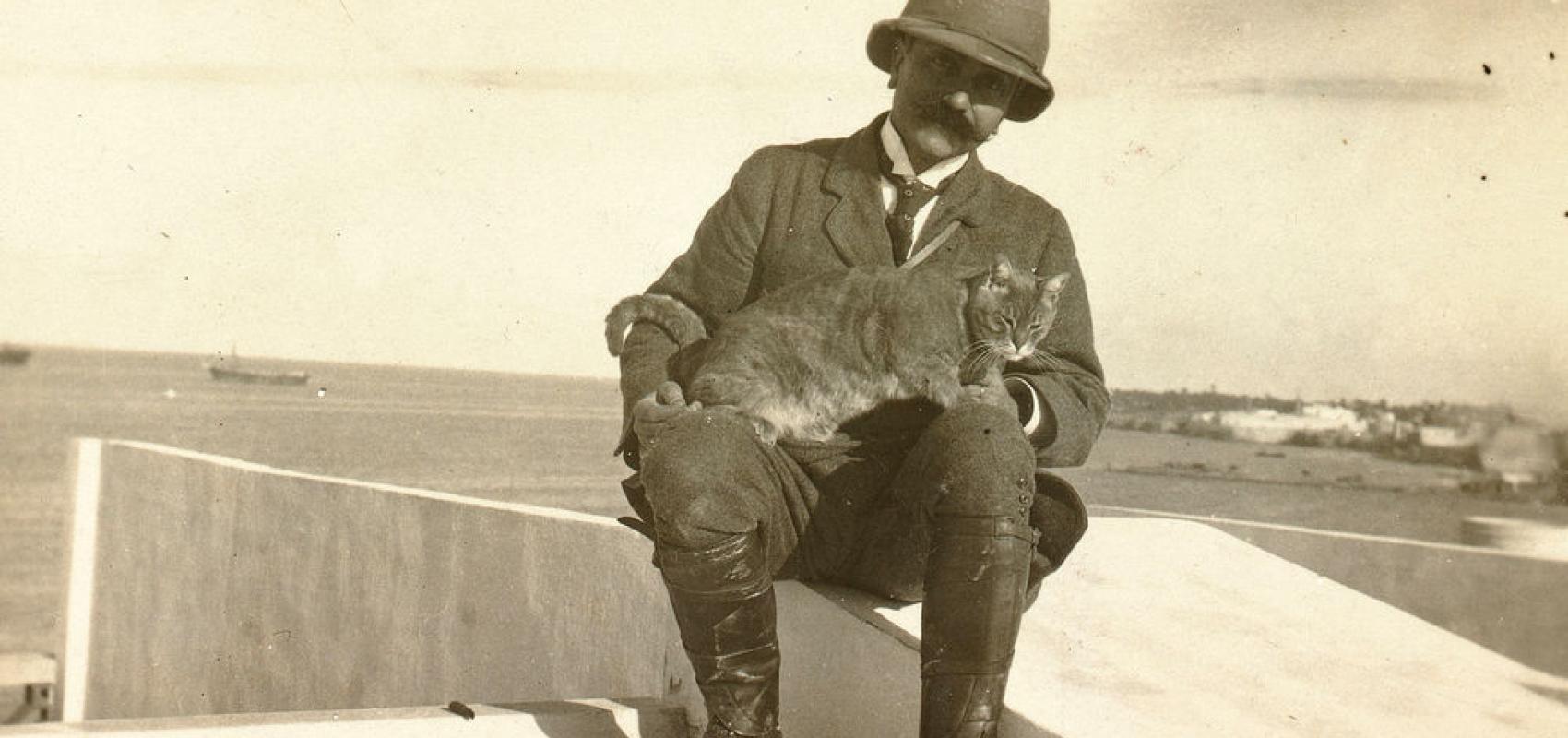 Gaston Chérau photographié sur le toit de sa résidence à Tripoli (décembre 1911) -  - Gaston Chérau