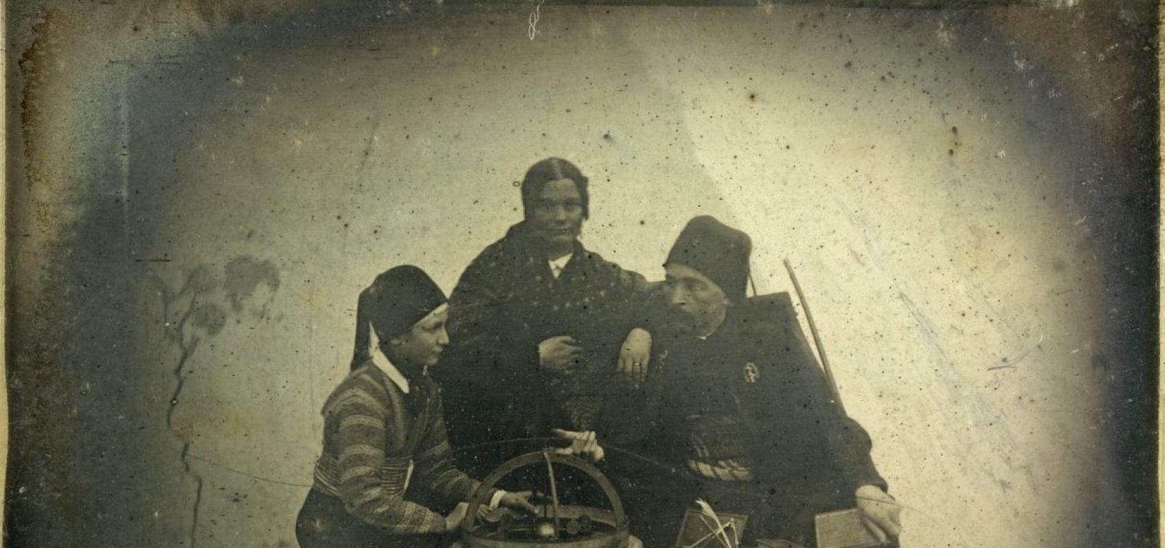 Kaire. Perron et sa famille / Joseph Philibert Girault de Prangey - - © BnF