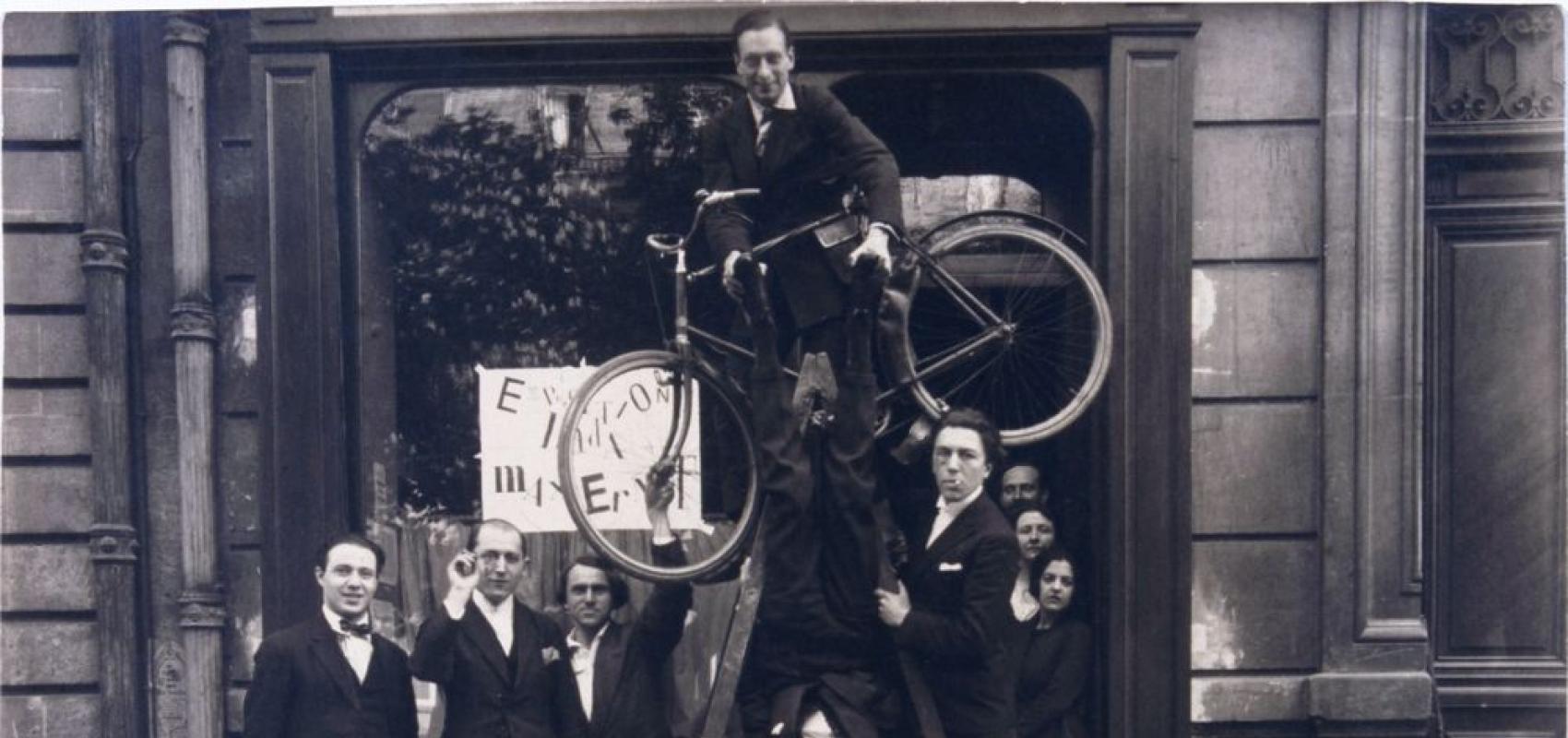 Photographie du groupe surréaliste lors du vernissage de l'exposition « Dada Max Ernst », le 2 mai 1921 -  - Auteur inconnu © Chancellerie des Universités de Paris - BLJD, Paris / cliché © BnF / Suzanne Nagy