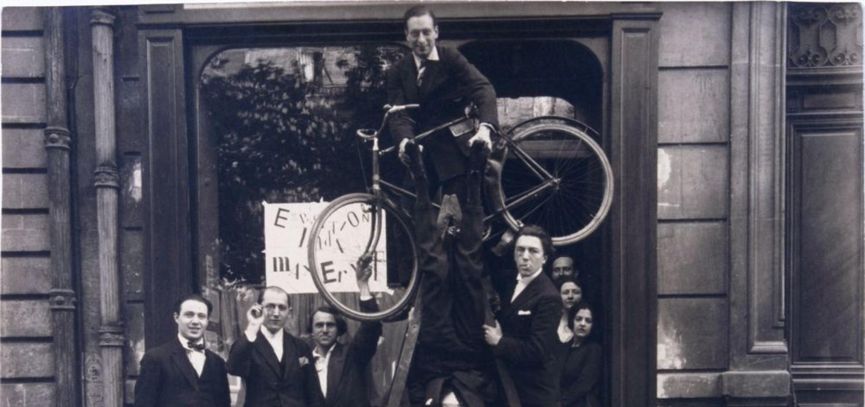 Photographie du groupe surréaliste lors du vernissage de l'exposition « Dada Max Ernst », le 2 mai 1921 - - Auteur inconnu © Chancellerie des Universités de Paris - BLJD, Paris / cliché © BnF / Suzanne Nagy