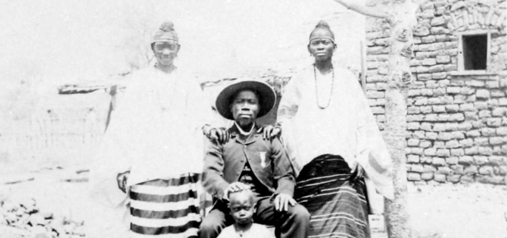 Fonctionnaire indigène et sa famille – Mission Woelffel et Mangin au Sénégal, au Soudan français, en Guinée et en Côte-d'Ivoire en 1898-1899 - - BnF