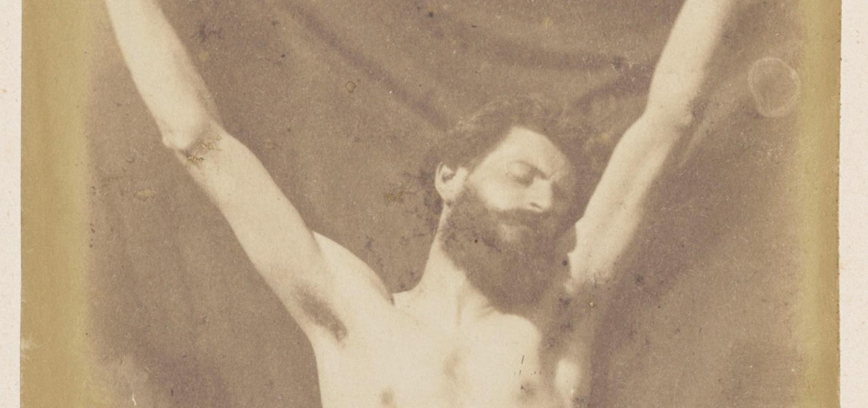 Modèle posant pour un Christ en croix, vers 1852/1853, tirage sur papier salé d’après un négatif sur verre - - Inconnu – BnF, département des Estampes et de la photographie