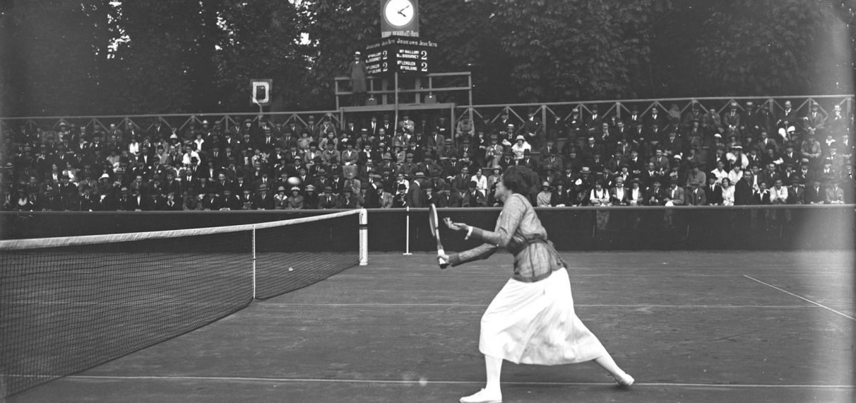 Mme Mallory pendant le double-dames, le 28 mai 1921, championnat du monde de tennis au Parc de La Faisanderie à Saint-Cloud – Agence Rol - - BnF