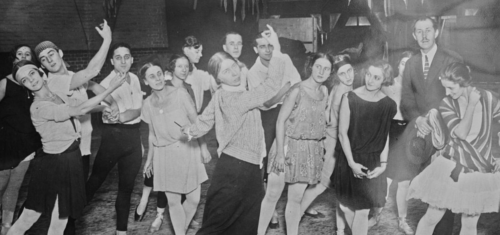 Mlle Nijinska au milieu de ses élèves – Agence Rol - - BnF