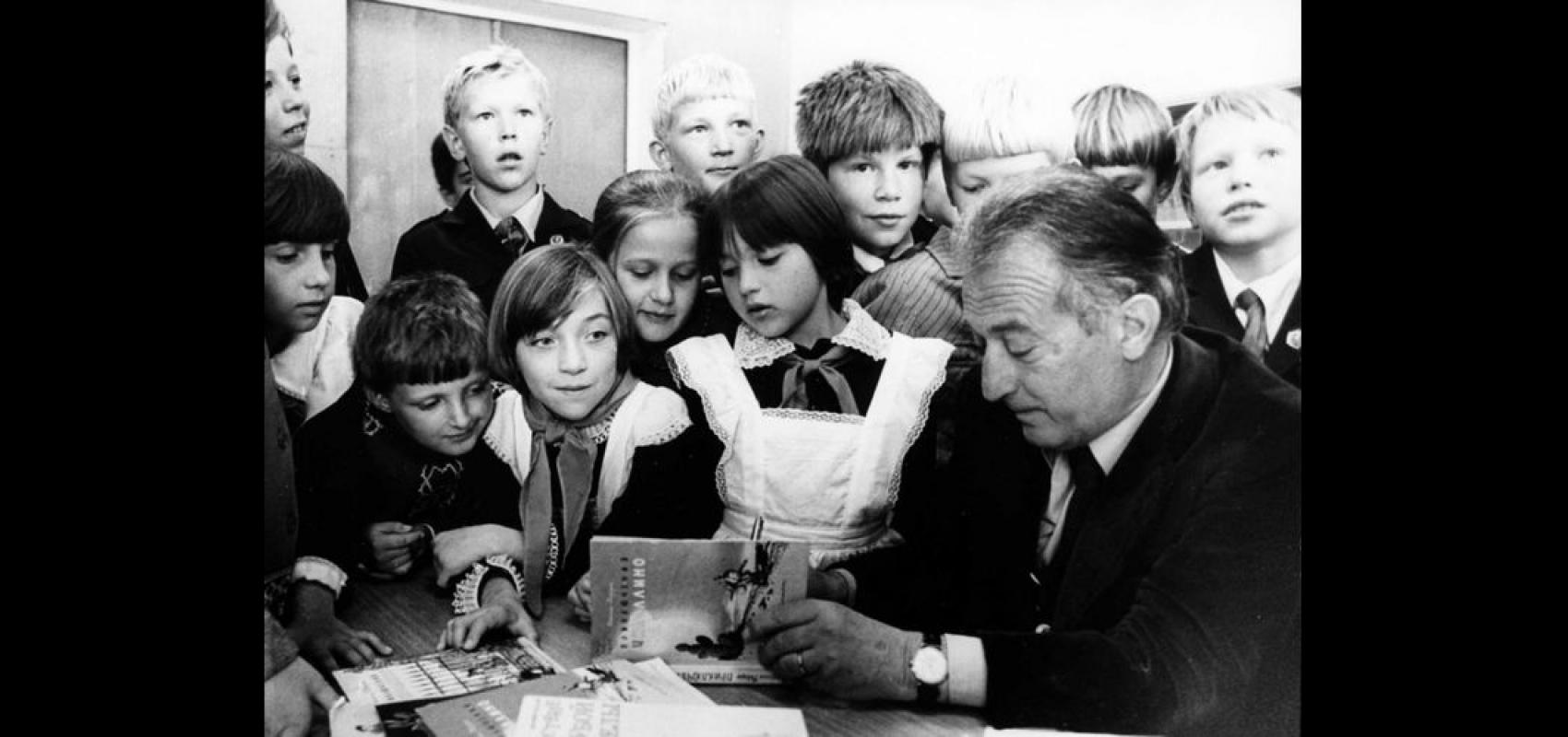 Gianni Rodari en URSS avec des enfants soviétiques, 1979 - - © Photo Lapresse