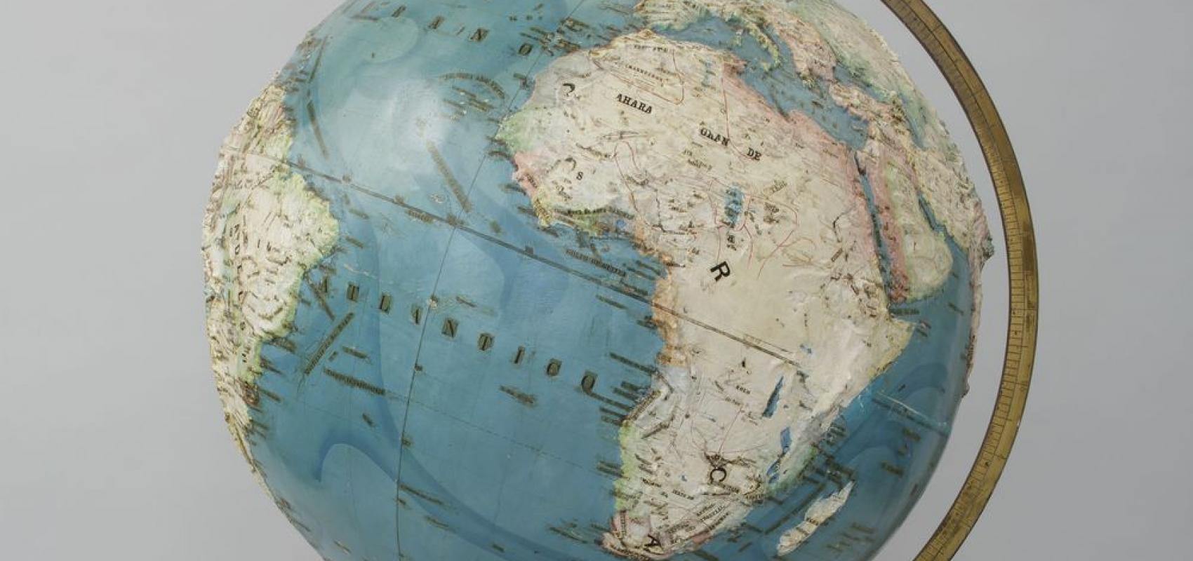 Globe terrestre en relief / trad. par J. Corona Bustamante - - BnF