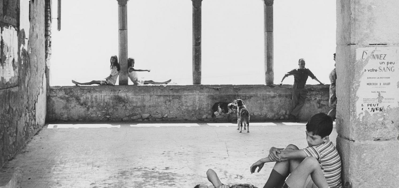 Henri Cartier-Bresson – Simiane-la-Rotonde, France, 1969, épreuve gélatino-argentique de 1973 - - © Fondation Henri Cartier-Bresson / Magnum Photos