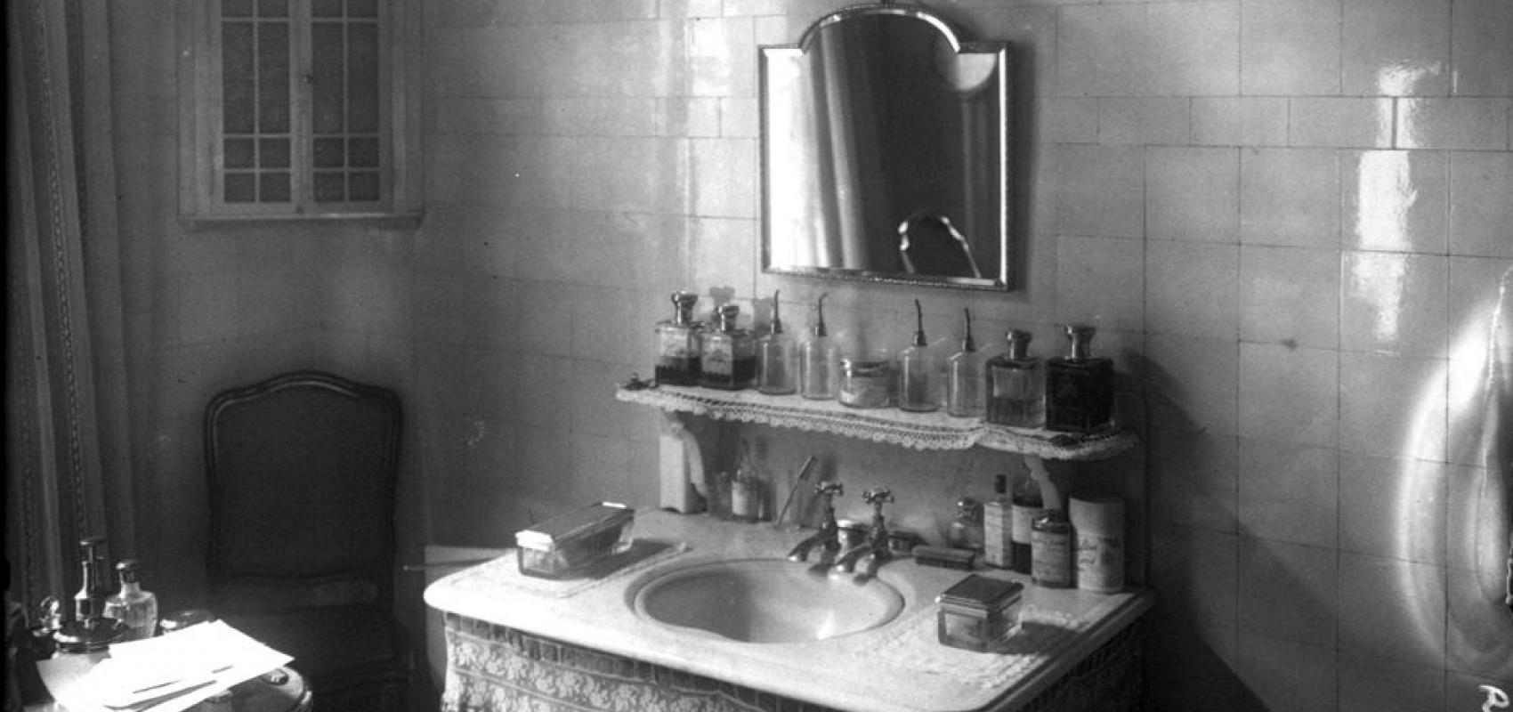 Cabinet de toilette de l'appartement de l'actrice Gaby Deslys  -  - Agence Rol – BnF, département des Estampes et de la photographie