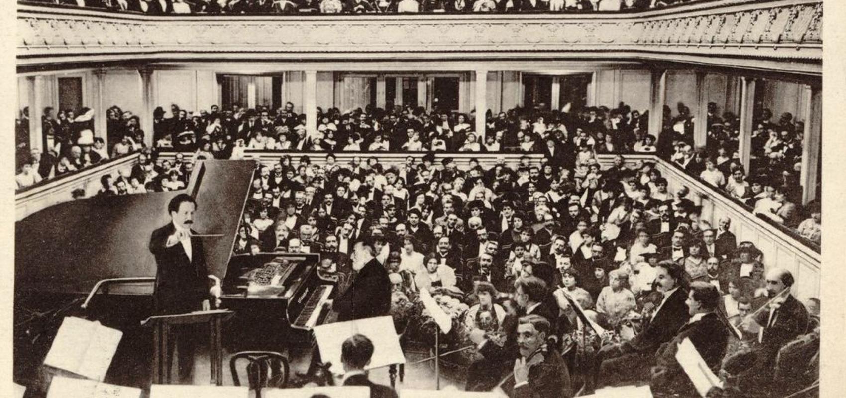 Monsieur Camillle Saint-Saëns, au piano Gaveau, à son dernier concert donné Salle Gaveau à Paris - 6 novembre 1913 - BnF, département Musique
