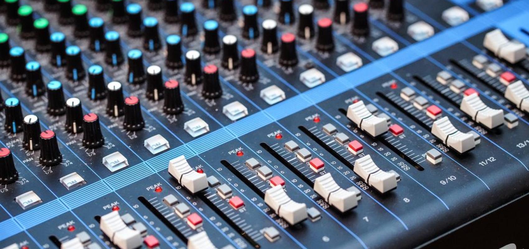 Table de mixage - - Photo par Yomex Owo | Unsplash