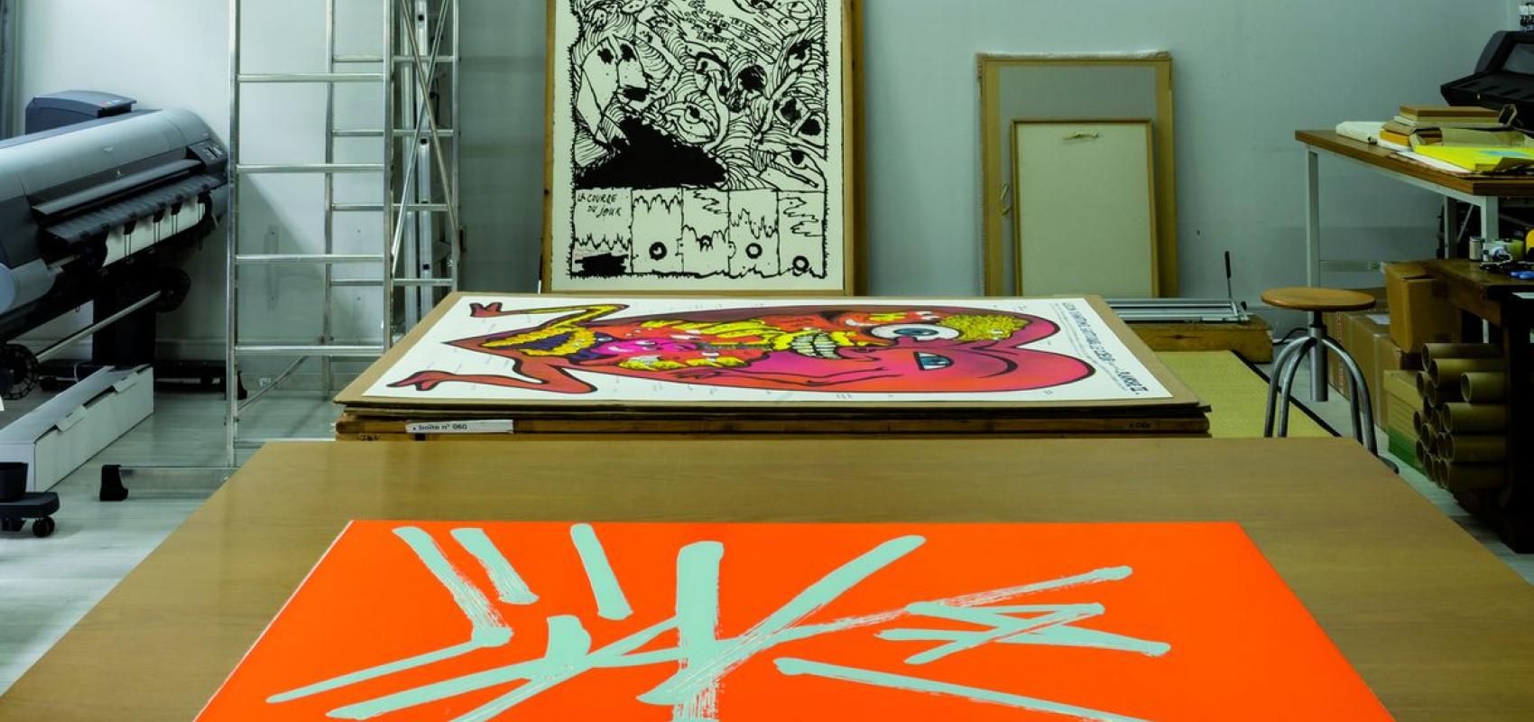 For Marianne Moore de Mark di Suvero, 1990, Leçon d’anatomie grotesque : le cœur d’Hervé Di Rosa, 1993, et La Course du jour de Pierre Alechinsky, 1988 Photo : Ianna Andréadis © Adagp, Paris 2018 - - For Marianne Moore de Mark di Suvero, 1990, Leçon d’anatomie grotesque : le cœur d’Hervé Di Rosa, 1993, et La Course du jour de Pierre Alechinsky, 1988 Photo : Ianna Andréadis © Adagp, Paris 2018