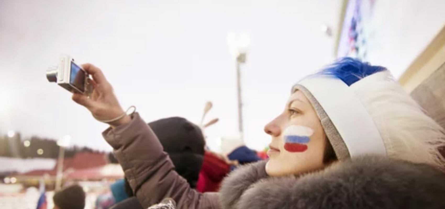 Jeune femme photographiant durant un rassemblement politique en Russie -  - © Adobe Stock - 113189217 – Fondation pour la recherche stratégique