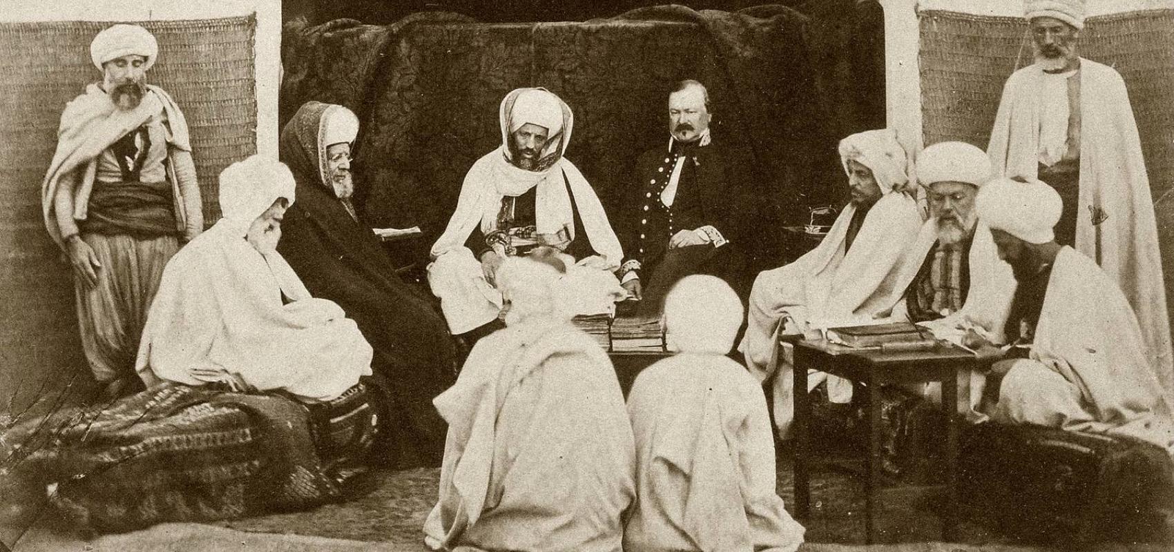 Midjelès, tribunal supérieur musulman – M. Laporte, chef du bureau arabe civil. Alger -  - Recueil. Colonisation française de l'Algérie et voyage de Napoléon III en 1865 – BnF