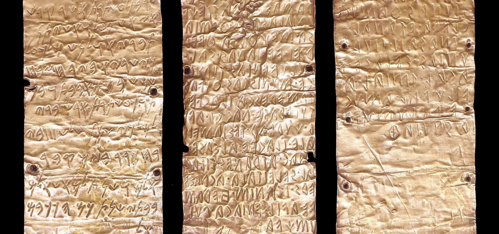 Lamelles de Pyrgi, 2 lamelles de droite gravées en étrusque, lamelle de gauche en phénicien -  - Musée national étrusque de la villa Giulia (Rome)