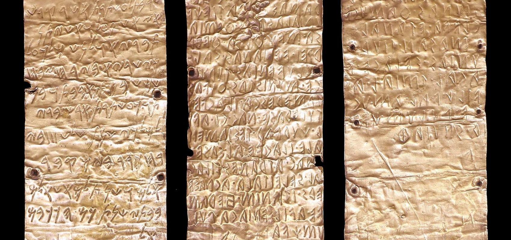 Lamelles de Pyrgi, 2 lamelles de droite gravées en étrusque, lamelle de gauche en phénicien - - Musée national étrusque de la villa Giulia (Rome)