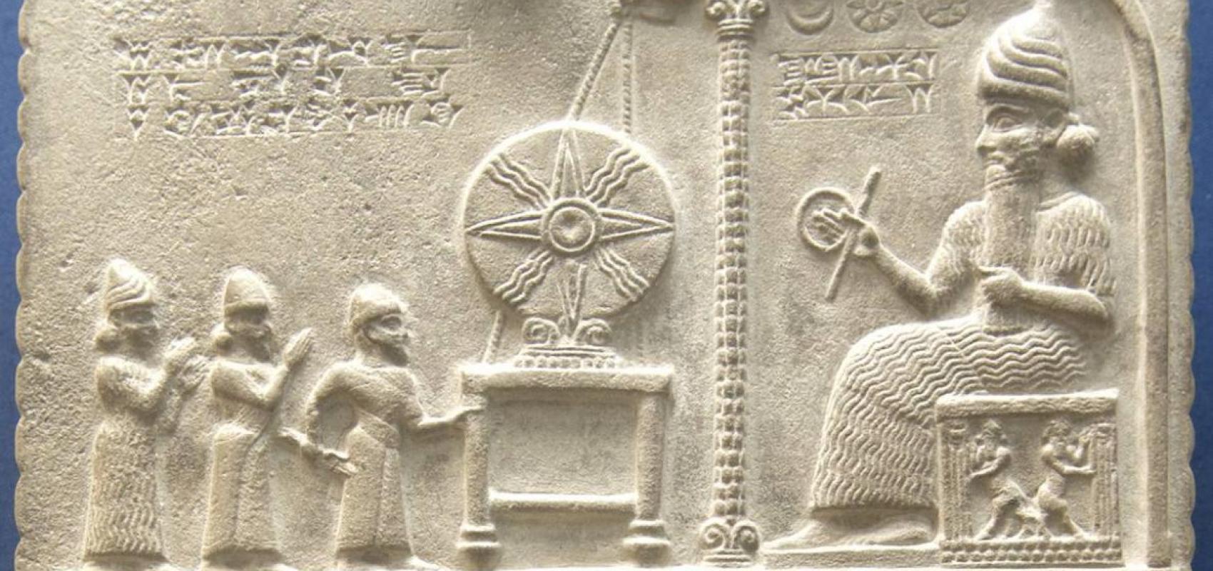 Tablette de Šamaš – Le roi de Babylone installe une nouvelle statue du Dieu-soleil dans  son sanctuaire de la ville de Sippar - -625 -605 - British Museum