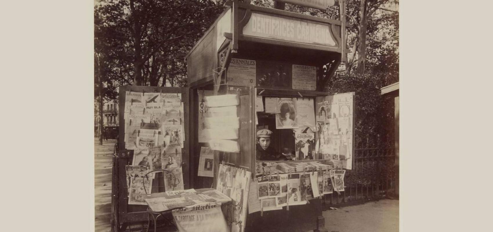 Kiosque à journaux, square du Bon Marché, photographie d'Atget - - BnF, département des Estampes et de la photographie