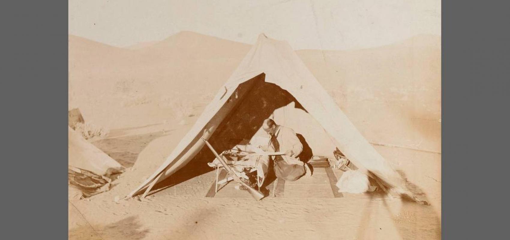 Fernand Foureau sous la tente, 1895 -  - BnF, département des Cartes et plans, Société de géographie