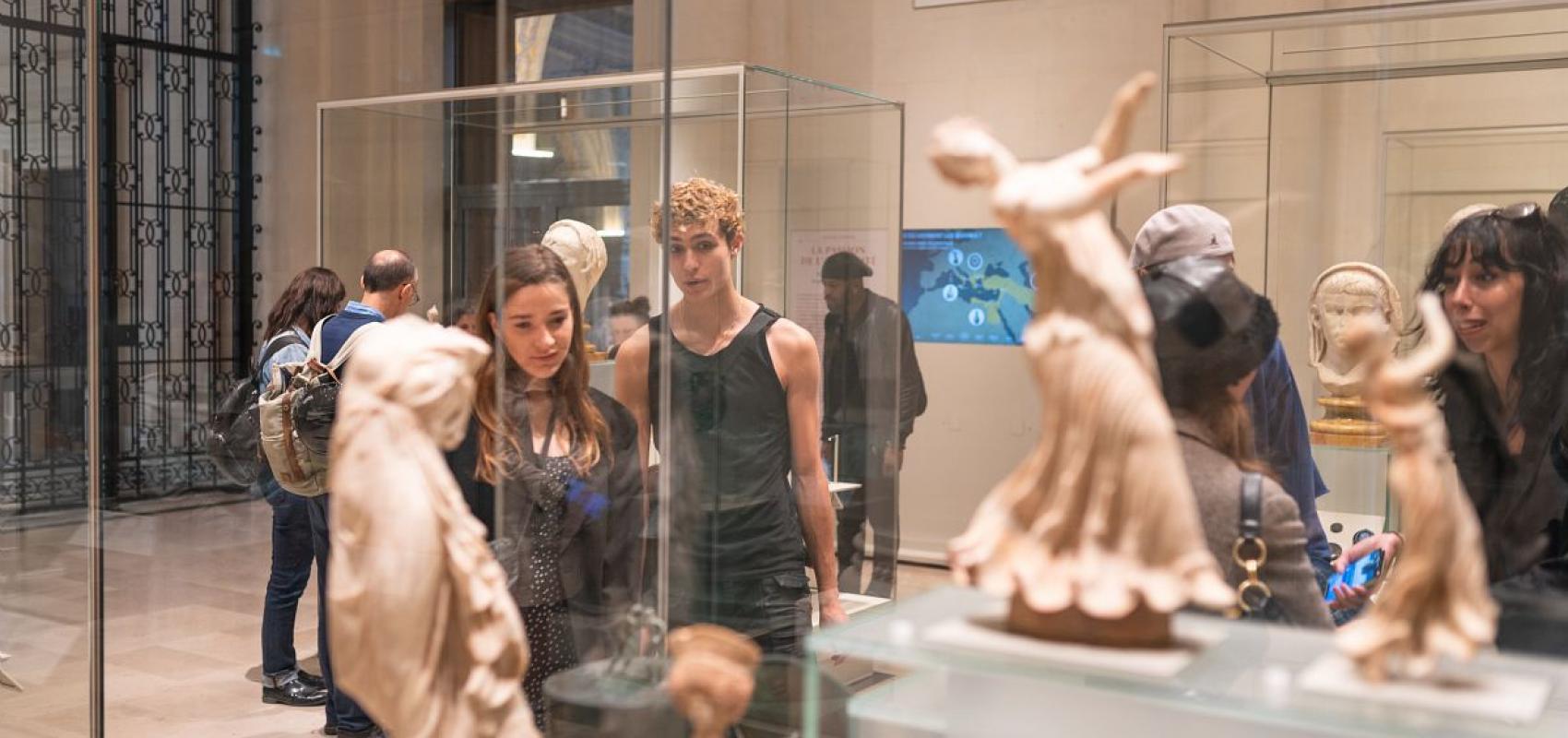 Statuettes de danseuses (Grèce, 323 - 30 av J.-C) dans la Salle des Colonnes -  - © Guillaume Murat / BnF