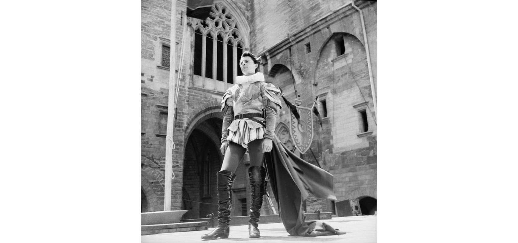 Gérard Philipe dans « Le Cid », Festival d’Avignon 1951 - - Photographie d’Agnès Varda © Succession Agnès Varda – Fonds déposé à l’Institut pour la photographie