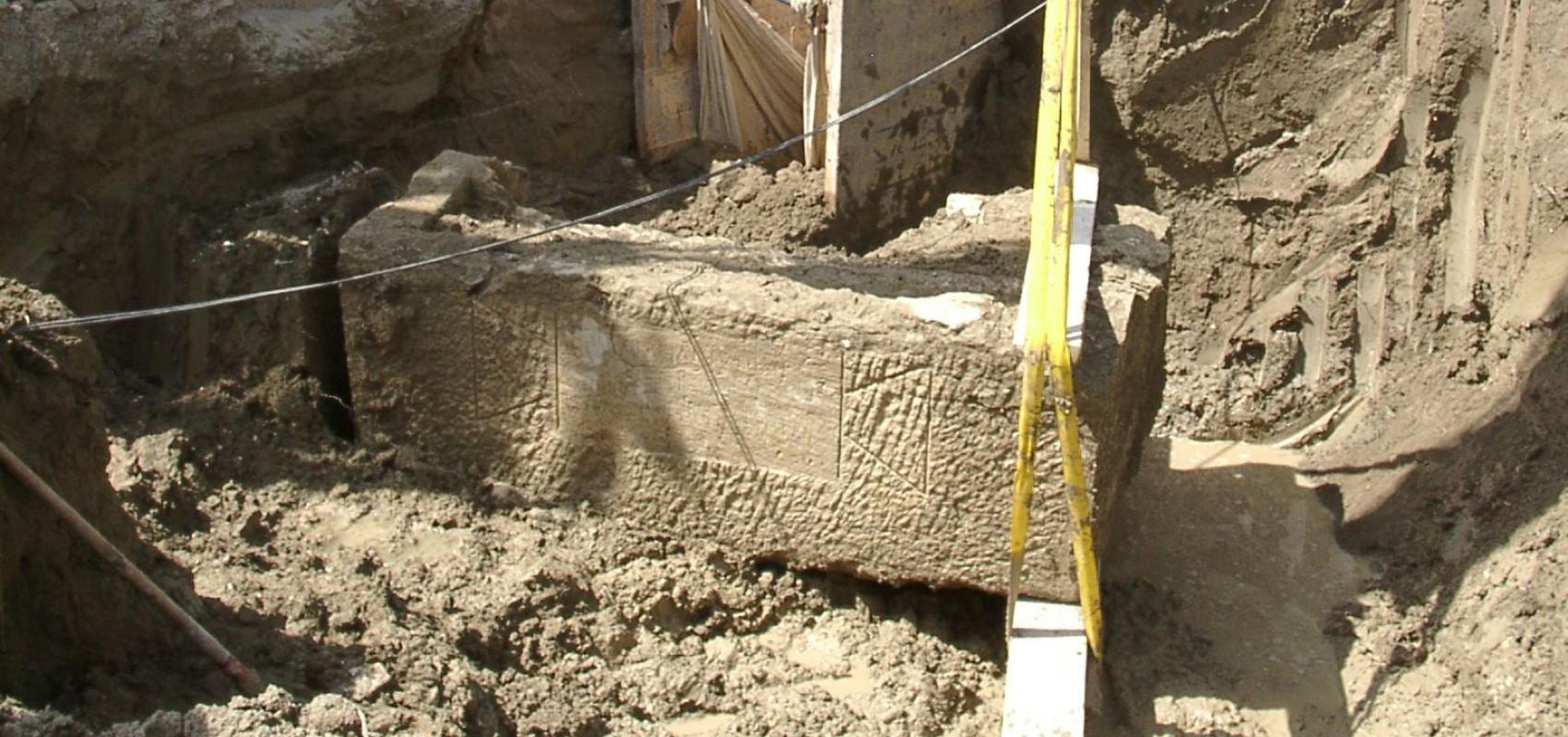Mise au jour à Arles en 2009 du sarcophage de Pompeia Iudea et Cossotius Eutycles - - © Alain Genot, musée Arles antique
