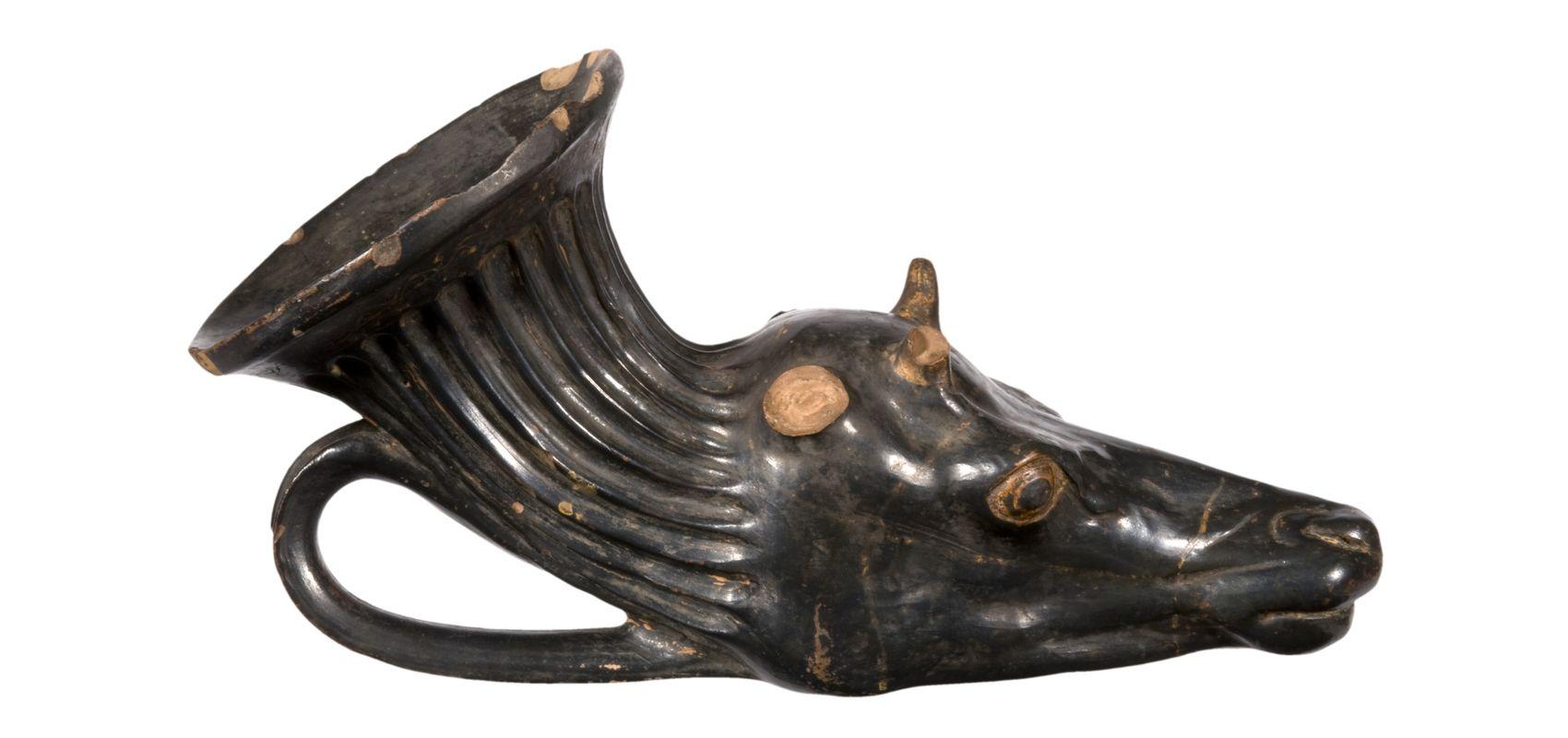Rhyton à tête de jeune cerf harnaché, Tarente, 330-310 av. J.-C. - - BnF, département des Monnaies, médailles et antiques