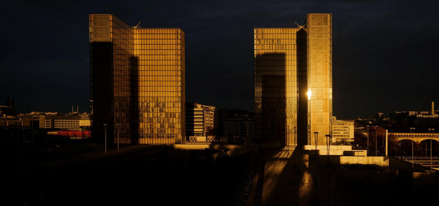 Esplanade du site François-Mitterrand de nuit -  - © Élie Ludwig / BnF